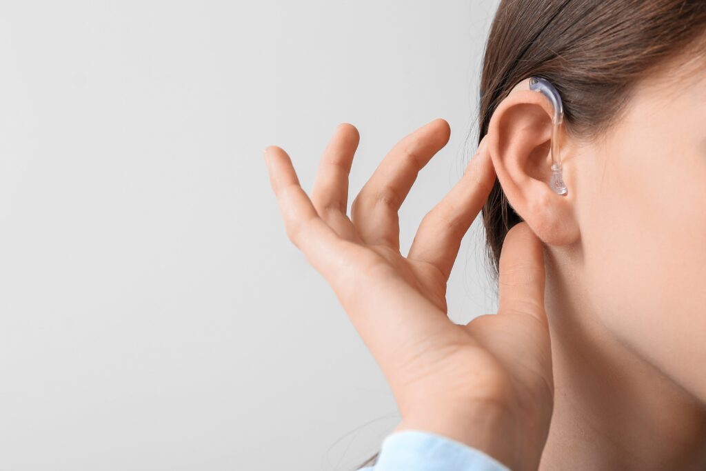 高齢者が補聴器をつけたがらない理由とは？説得の方法も紹介のアイキャッチ画像
