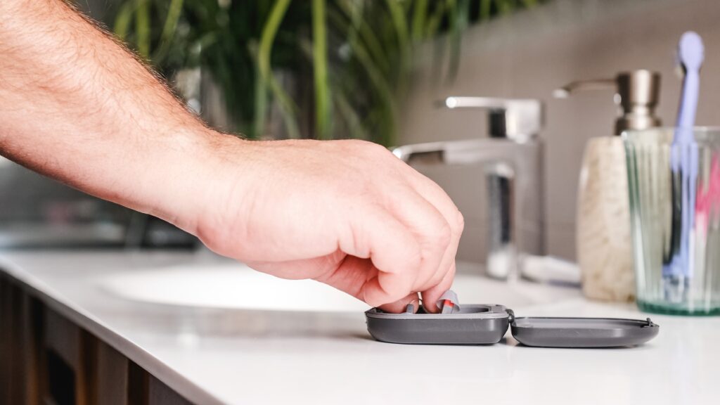 お風呂では補聴器を外すべき?補聴器を外し忘れたときの対処法も解説のアイキャッチ画像